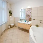 Apartamento Urban Haven - 3 Beds, 3 Baths, Free Parking, Near Market *