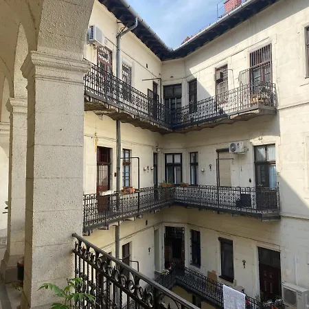 Urban Haven - 3 Beds, 3 Baths, Free Parking, Near Market *