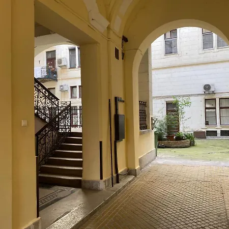 Urban Haven - 3 Beds, 3 Baths, Free Parking, Near Market Apartment Budapest