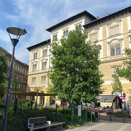 Apartment Urban Haven - 3 Beds, 3 Baths, Free Parking, Near Market Budapest