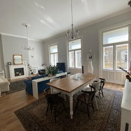 Urban Haven - 3 Beds, 3 Baths, Free Parking, Near Market *