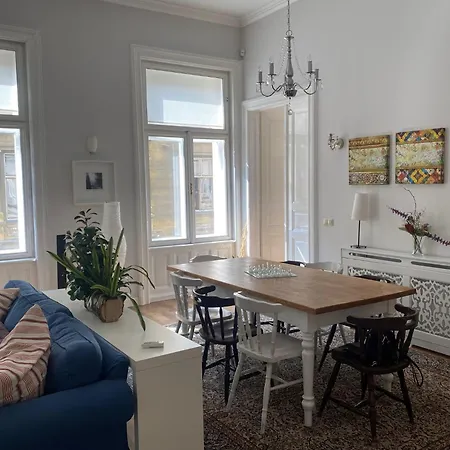Urban Haven - 3 Beds, 3 Baths, Free Parking, Near Market Apartment Budapest