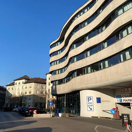Apartment Urban Haven - 3 Beds, 3 Baths, Free Parking, Near Market *