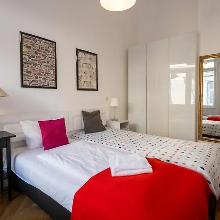Appartamento Urban Haven - 3 Beds, 3 Baths, Free Parking, Near Market Budapest