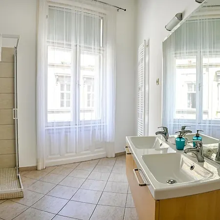 Urban Haven - 3 Beds, 3 Baths, Free Parking, Near Market * Budapešť