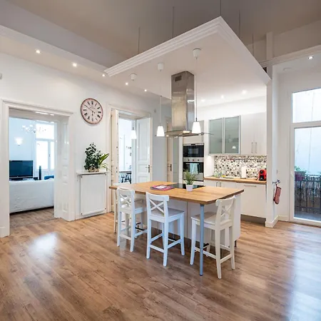 Urban Haven - 3 Beds, 3 Baths, Free Parking, Near Market Appartamento
