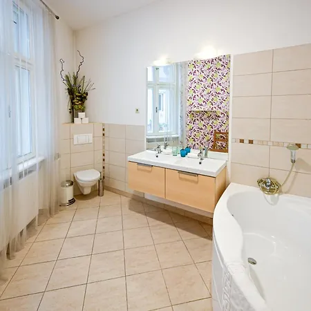 Apartmán Urban Haven - 3 Beds, 3 Baths, Free Parking, Near Market *