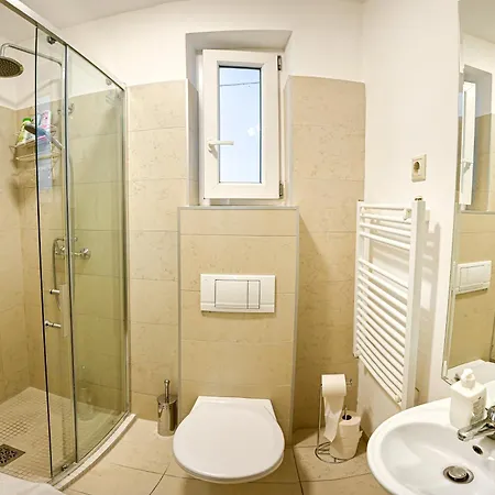 Urban Haven - 3 Beds, 3 Baths, Free Parking, Near Market Apartmán