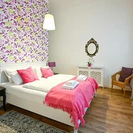 Appartamento Urban Haven - 3 Beds, 3 Baths, Free Parking, Near Market Budapest