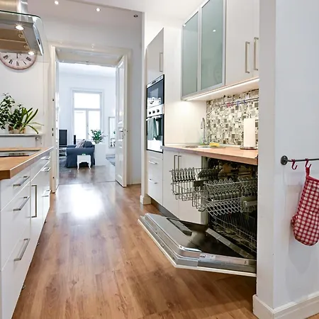 Urban Haven - 3 Beds, 3 Baths, Free Parking, Near Market Budapešť