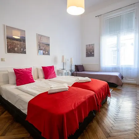 Urban Haven - 3 Beds, 3 Baths, Free Parking, Near Market * Budapest