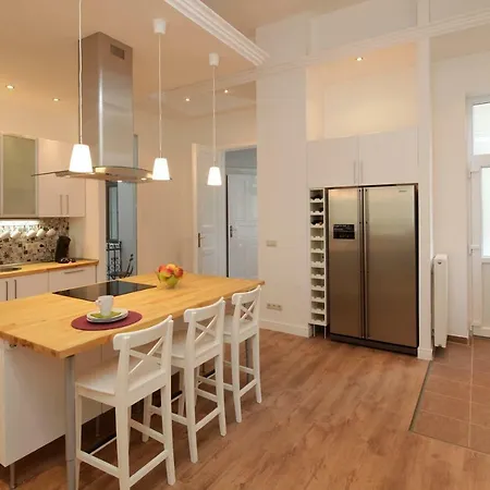 Urban Haven - 3 Beds, 3 Baths, Free Parking, Near Market *
