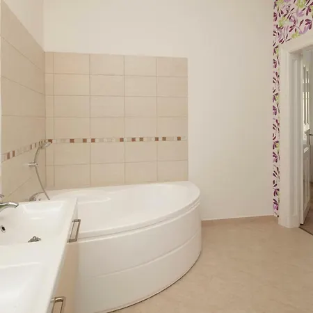 Urban Haven - 3 Beds, 3 Baths, Free Parking, Near Market * Budapest