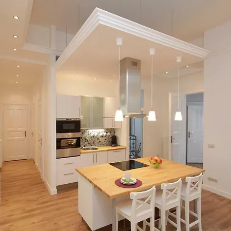Apartment Urban Haven - 3 Beds, 3 Baths, Free Parking, Near Market *