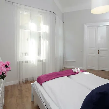 Apartment Urban Haven - 3 Beds, 3 Baths, Free Parking, Near Market *