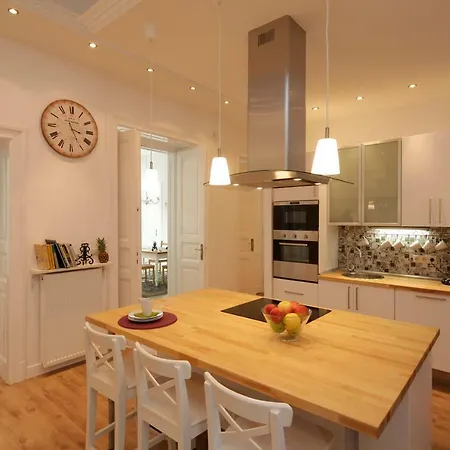 Apartment Urban Haven - 3 Beds, 3 Baths, Free Parking, Near Market *