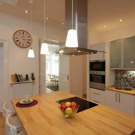 Urban Haven - 3 Beds, 3 Baths, Free Parking, Near Market 아파트