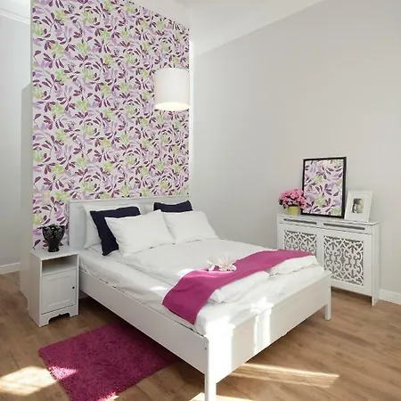 Apartment Urban Haven - 3 Beds, 3 Baths, Free Parking, Near Market Budapest
