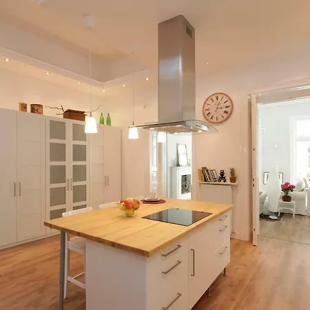 Urban Haven - 3 Beds, 3 Baths, Free Parking, Near Market Budapest