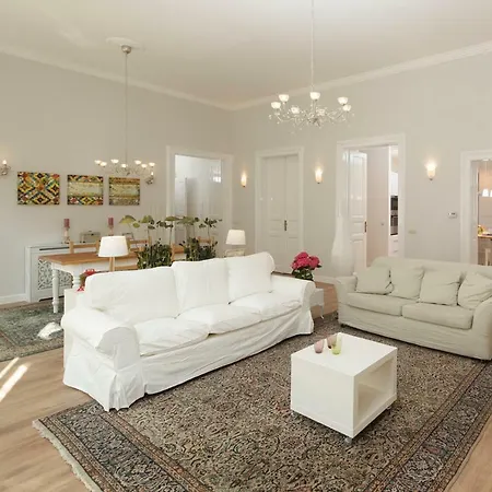 Urban Haven - 3 Beds, 3 Baths, Free Parking, Near Market