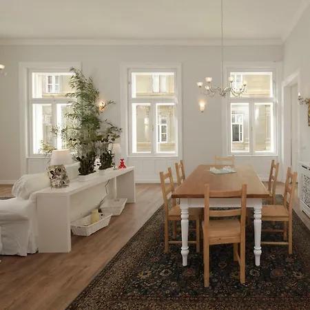 Apartment Urban Haven - 3 Beds, 3 Baths, Free Parking, Near Market Budapest