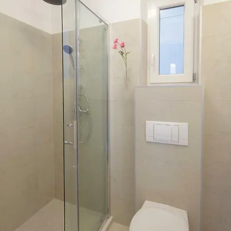 Urban Haven - 3 Beds, 3 Baths, Free Parking, Near Market