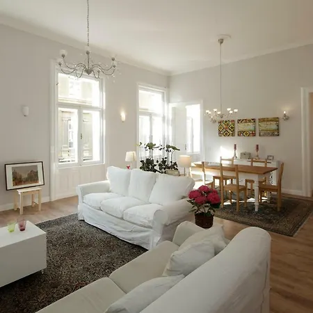 Urban Haven - 3 Beds, 3 Baths, Free Parking, Near Market Apartment Budapest