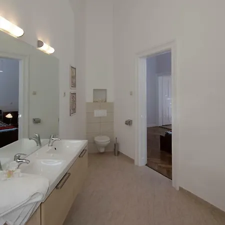 Urban Haven - 3 Beds, 3 Baths, Free Parking, Near Market 아파트