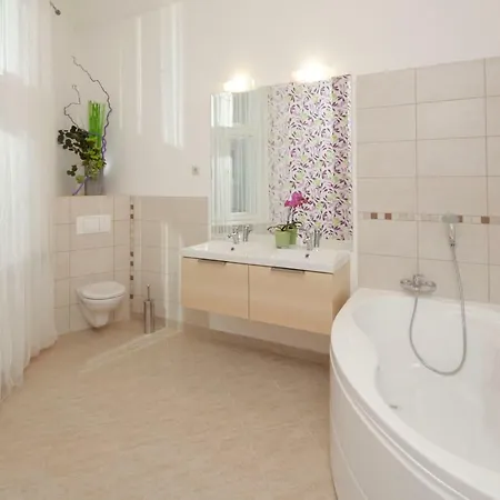 Urban Haven - 3 Beds, 3 Baths, Free Parking, Near Market Budapest