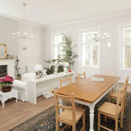 Urban Haven - 3 Beds, 3 Baths, Free Parking, Near Market Budapest