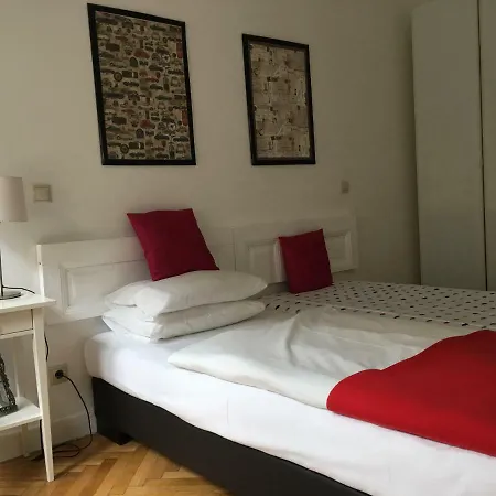 Apartment Urban Haven - 3 Beds, 3 Baths, Free Parking, Near Market