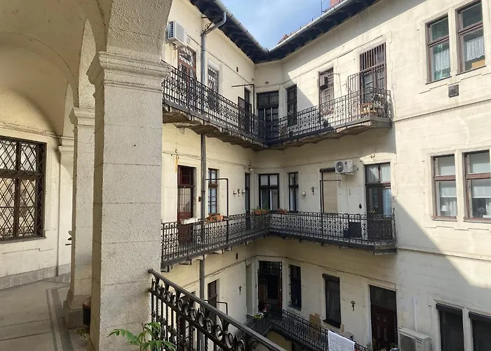 Urban Haven - 3 Beds, 3 Baths, Free Parking, Near Market *