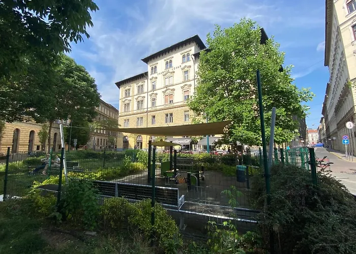 Urban Haven - 3 Beds, 3 Baths, Free Parking, Near Market