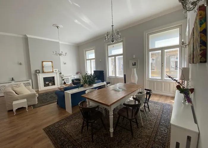 Urban Haven - 3 Beds, 3 Baths, Free Parking, Near Market *