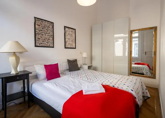 Appartamento Urban Haven - 3 Beds, 3 Baths, Free Parking, Near Market Budapest