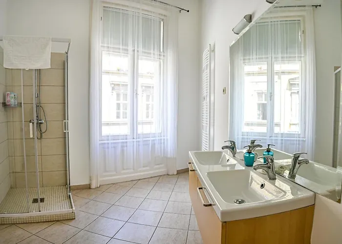 Urban Haven - 3 Beds, 3 Baths, Free Parking, Near Market * Budapest