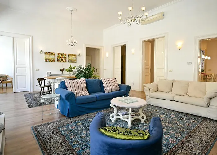 Urban Haven - 3 Beds, 3 Baths, Free Parking, Near Market