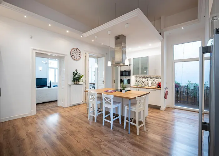 Urban Haven - 3 Beds, 3 Baths, Free Parking, Near Market Appartamento
