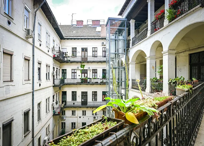 Urban Haven - 3 Beds, 3 Baths, Free Parking, Near Market *