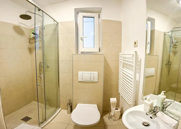 Urban Haven - 3 Beds, 3 Baths, Free Parking, Near Market Appartamento