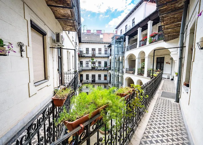 Appartamento Urban Haven - 3 Beds, 3 Baths, Free Parking, Near Market