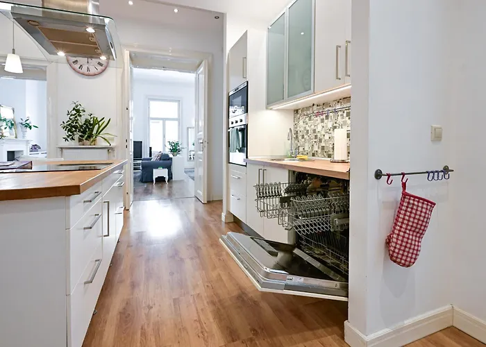 Urban Haven - 3 Beds, 3 Baths, Free Parking, Near Market Budapest