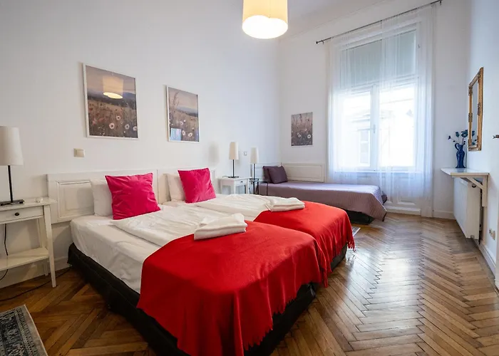 Urban Haven - 3 Beds, 3 Baths, Free Parking, Near Market * Budapest