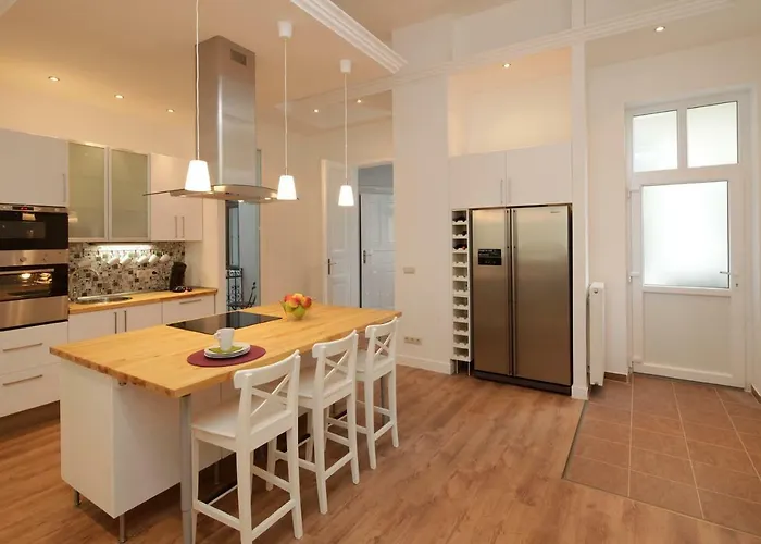 Urban Haven - 3 Beds, 3 Baths, Free Parking, Near Market *
