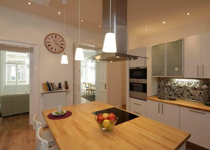Urban Haven - 3 Beds, 3 Baths, Free Parking, Near Market Appartamento