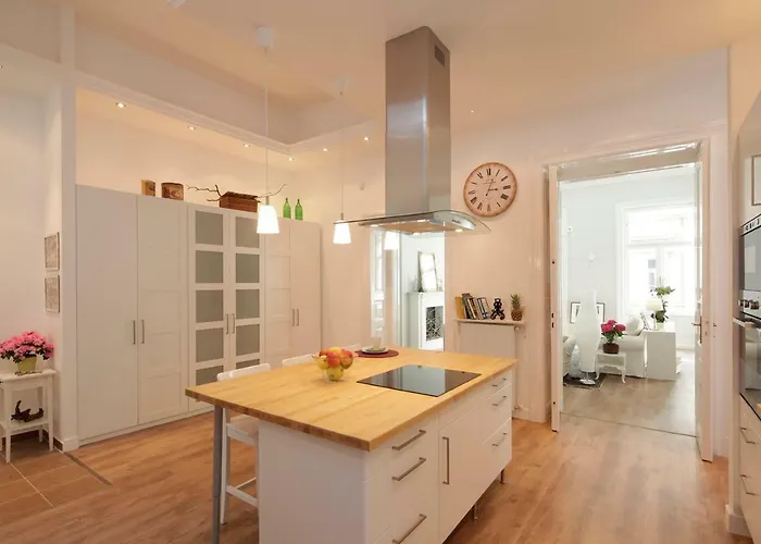 Urban Haven - 3 Beds, 3 Baths, Free Parking, Near Market Budapest