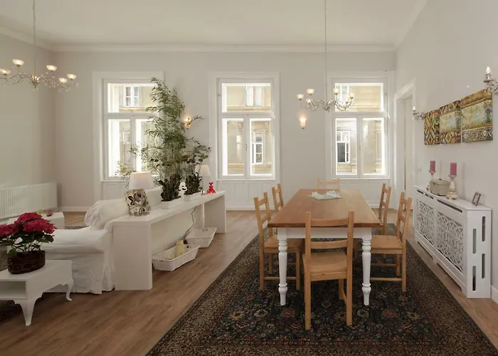 Appartamento Urban Haven - 3 Beds, 3 Baths, Free Parking, Near Market Budapest