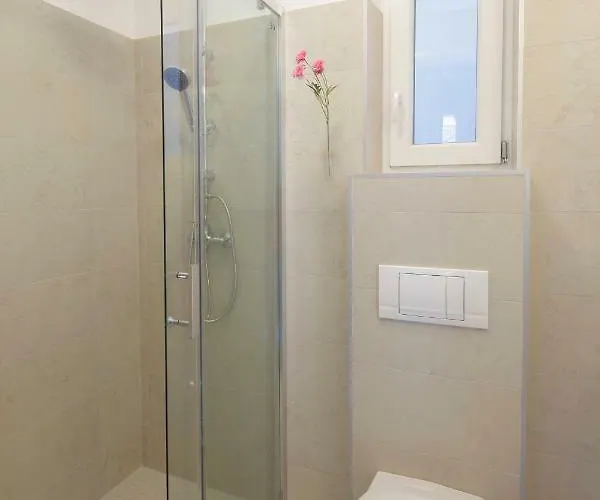 Urban Haven - 3 Beds, 3 Baths, Free Parking, Near Market