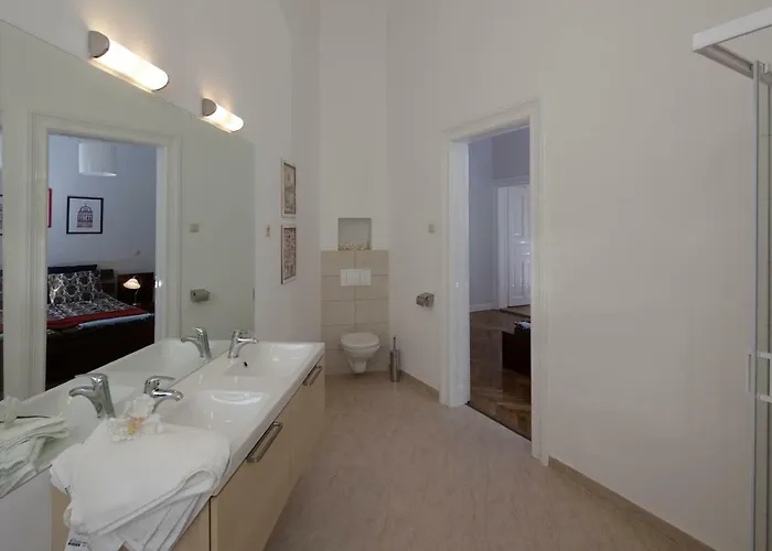 Urban Haven - 3 Beds, 3 Baths, Free Parking, Near Market Appartamento