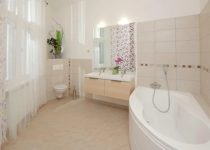 Urban Haven - 3 Beds, 3 Baths, Free Parking, Near Market Budapest